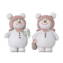 Sněhulák s růžovou čepicí a dárky.