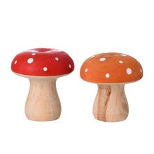 Dřevěné muchomůrky v oranžové a červené barvě.