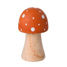 Oranžová muchomůrka ze dřeva s bílými tečkami.