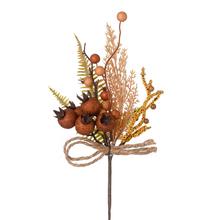 Větvička túje s granátovým jablkem a béžovými kuličkami.