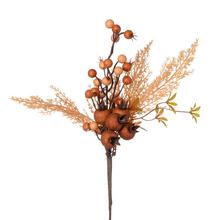 Podzimní dekorace větvička s kuličkami a tújí v béžovo-hnědé barvě.