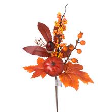 Podzimní dekorace s dýní, žaludy, bobulemi a listy.