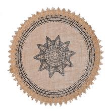 Jutová prostírka s ornamentem, černé a přírodní barvy, průměr 39 cm.