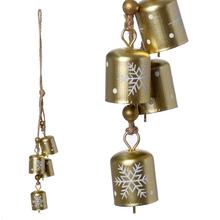 Zlaté kovové rolničky k zavěšení s bílými sněhovými vločkami.