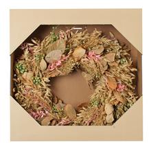 Věnec z přírodních listů a trávy o průměru 40 cm.