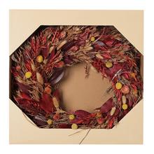 Věnec z trávy v červené, přírodní a žluté barvě, průměr 40 cm.