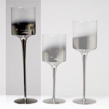 Stříbrný svícen ve tvaru poháru s vysokým podstavcem.