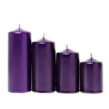 Sada fialových adventních svíček v postupném uspořádání.