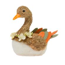 Husa se slámou a květinami, dekorace na Velikonoce.