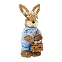 Zajíc s košíkem z slámy, modrý, 29 cm vysoký.