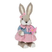 Zajíček s větrníkem v růžovo-modrém oblečení.