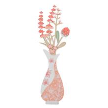 Růžová váza s květinami ze dřeva.