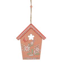 Závěs dům ze dřeva v oranžové barvě s květinovým vzorem.