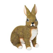 Hnědý keramický zajíček s detailním zpracováním.