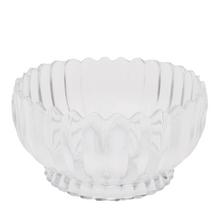 Průhledná skleněná mísa s vlnitým okrajem.