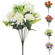 Umělá kytice chryzantémy se zelenými listy.