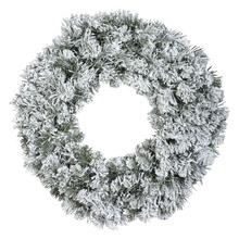 Sněhový věnec z jehličí o průměru 60 cm.