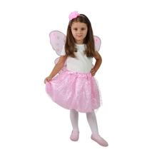 Dívka v růžovém kostýmu motýla s křídly a proutkem.