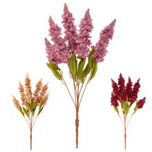 Kytice matiola v mixu barev s umělými květy a zelenými listy.