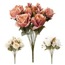 Kytice umělých růží s drobnými květy a zelení v mixu.