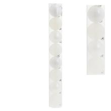 Bílé lesklé vánoční koule v plastovém obalu.