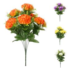 Kytice chryzantém s mixem barev a zelenými listy.