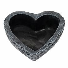 Cementový obal ve tvaru srdce, šedý, 23 cm.
