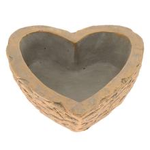 Cementový obal ve tvaru srdce v bledě šedé a zlaté barvě.