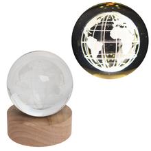 LED koule sklo na dřevěném podstavci s podsvícením zeměkoule.