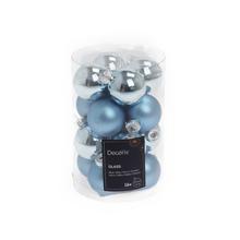 Sada skleněných vánočních koulí v světle modré barvě.