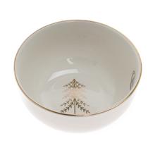 Bílá porcelánová miska se stromovým vzorem a zlatým okrajem.