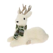 Bílý ležící jelen se zeleným šálkem.