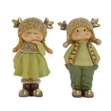 Dekorační figurky chlapce a dívky ve zlatých a zelených barvách.