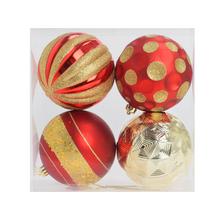 Sada čtyř vánočních koulí v červené a zlaté barvě.