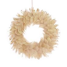 Věnec z peří v šampaňském odstínu.