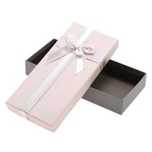 Dárková krabička obdélníková s mašlí v fialové barvě.