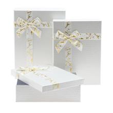 Dárková krabička obdélník s mašlí v bílé barvě.