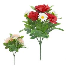 Kytice umělých květin s růžemi a kopretinami.