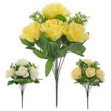 Kytice umělých růží v žluté a bílé barvě s doplňkovou zelení.
