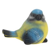 Keramická ptáček v modro-žluté barvě.