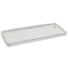 Bílý dřevěný tác o rozměrech 50x20x2,2 cm.