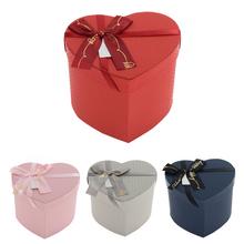 Dárková krabička ve tvaru srdce s mašlí, mix barev.