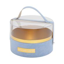 Dárková krabička na květiny ve světle modré barvě.