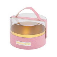 Růžová dárková krabička na květiny s průhledným víkem.