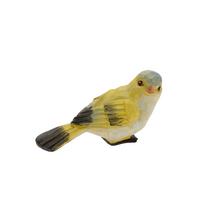 Keramická ptáček v žluté barvě.