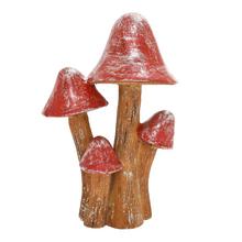 Dekorace houb v červené a hnědé barvě.