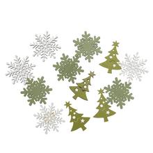 Dřevěné ozdoby v bílém a zeleném mixu, obsahující sněhové vločky a vánoční stromečky.