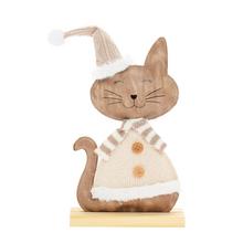 Figurka kočky v hnědo-bežové barvě s vánočním kloboukem a šálou.