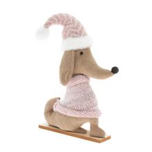 Textilní figurka psa v růžovém svetru a čepici.