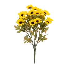 Umělá kytice slunečnic v žluté barvě.